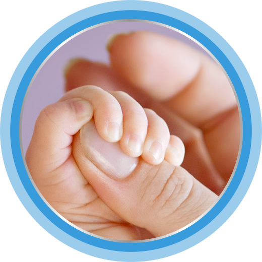 Bambino sorridente sdraiato a terra