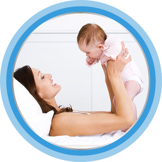 Madre gioca con neonato
